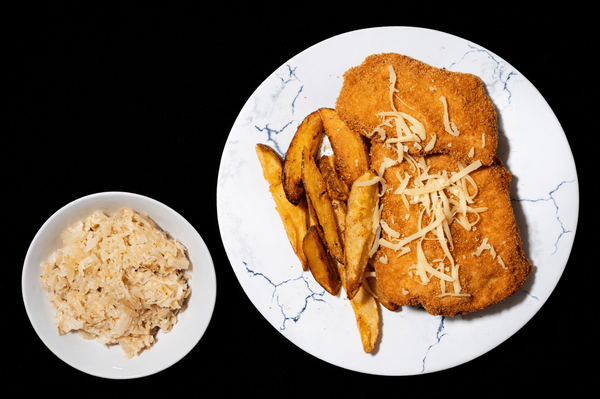 Șnițel de pui cu cartofi wedges și sos la alegere